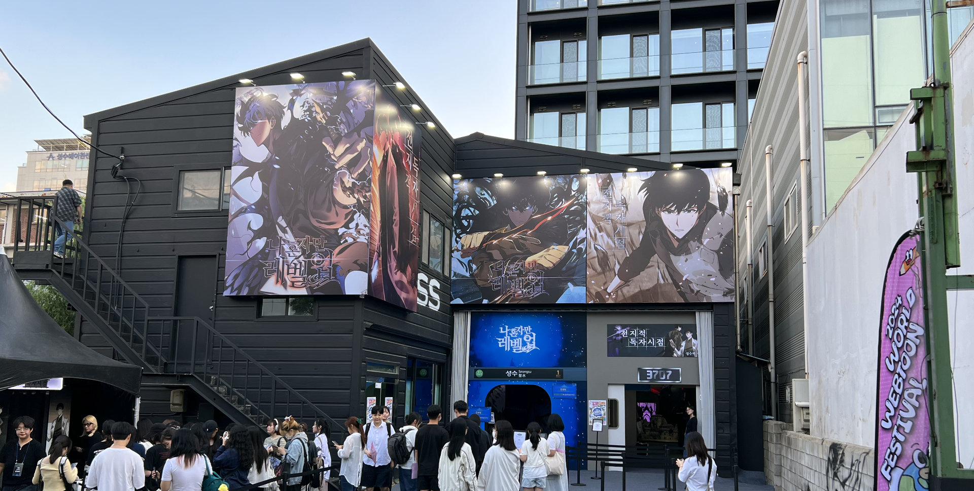 Large lineups outside the pavilion for Studio Redice, who adapted these two popular web novels into webtoons: Solo Leveling (written by Chugong, adapted by h-goon, and illustrated by Jang Sung-rak) and Omniscient Reader (written by singNsong, adapted by UMI and illustrated by Sleepy-C).