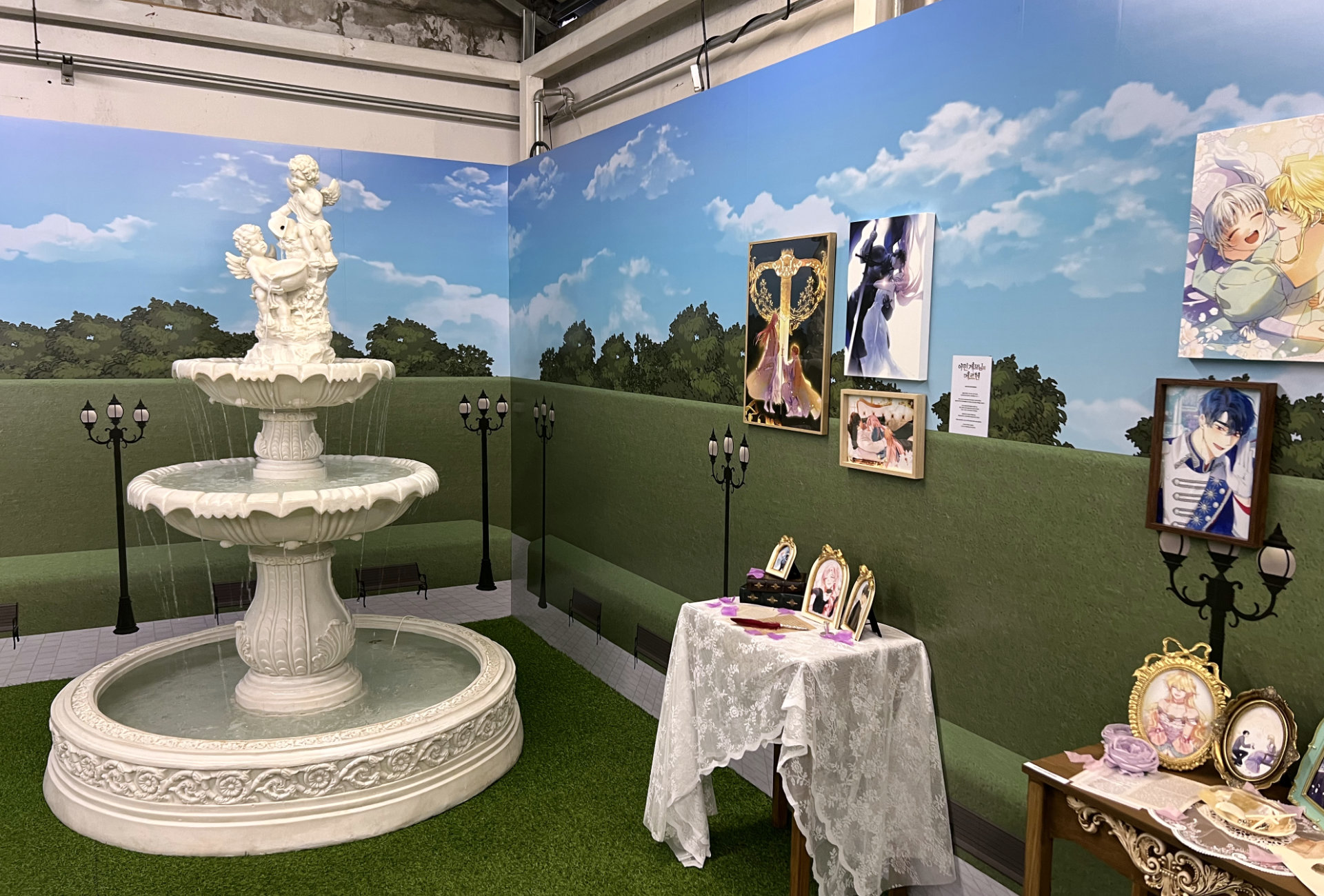 Inside, a fountain sits next to displays for The Fantasie of a Stepmother (written by Hyangshinlo Nyangiwa and illustrated by OKRA) and The Perfect Plan for a Fairy-Tale Ending (written by Peachpie and illustrated by Yangyang)