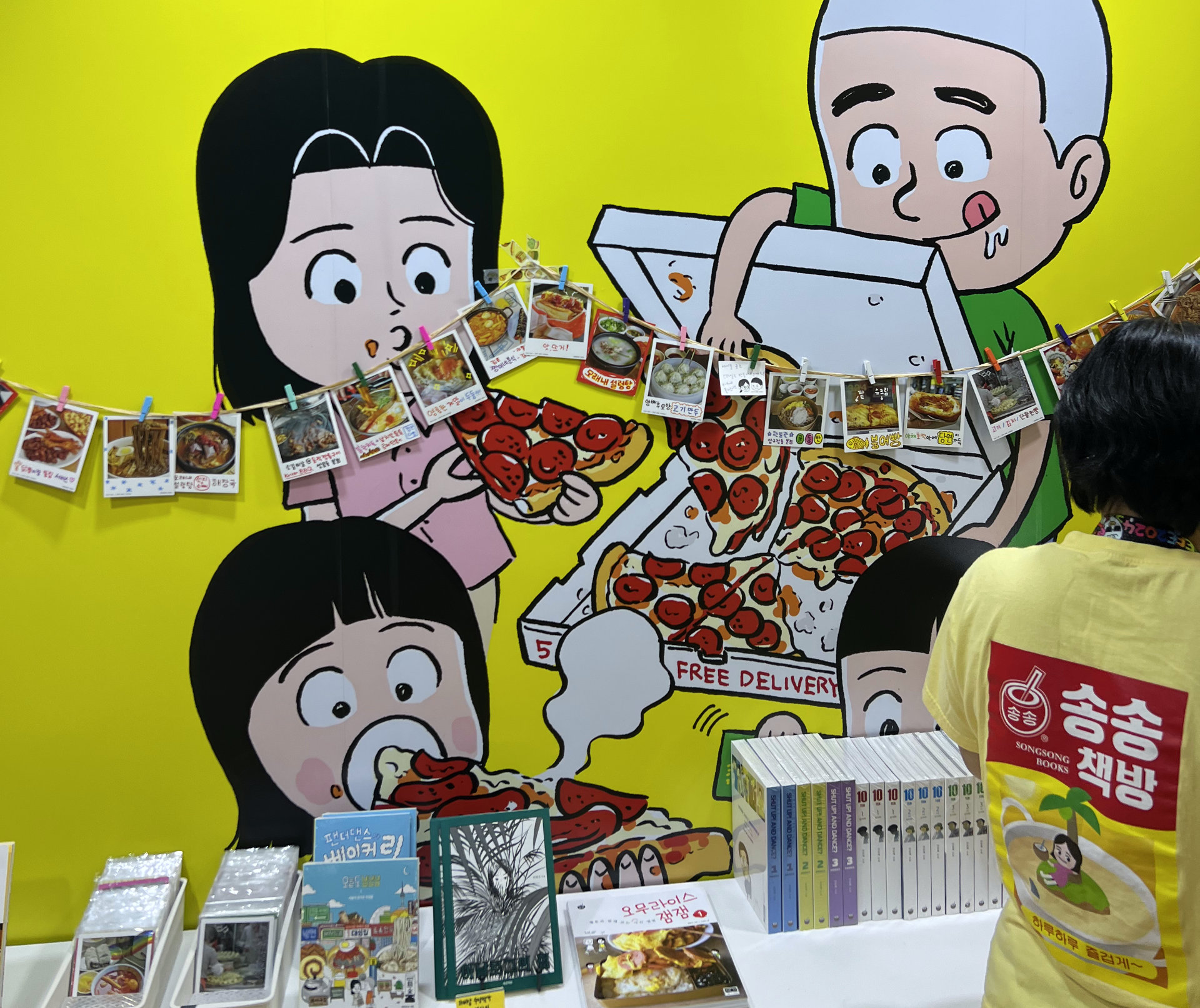 Upstairs, the Songsong Books booth was selling books and postcards for its hit webtoon Omurice JamJam (written and illustrated by Kyung-kyu Cho) as well as its other works.